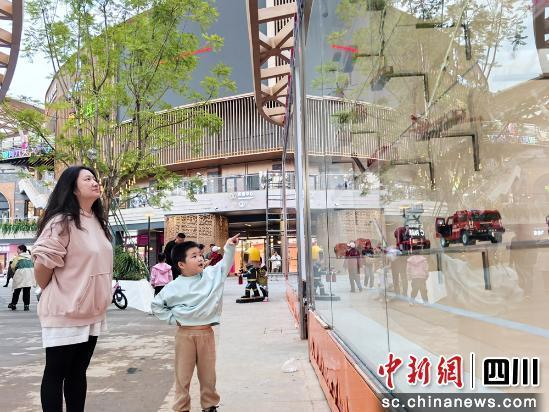 母亲带着孩子认识各种消防车。南充消防供图
