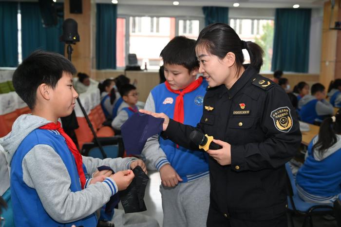 授课专家向学生进行讲解。丰台区市场监管局供图