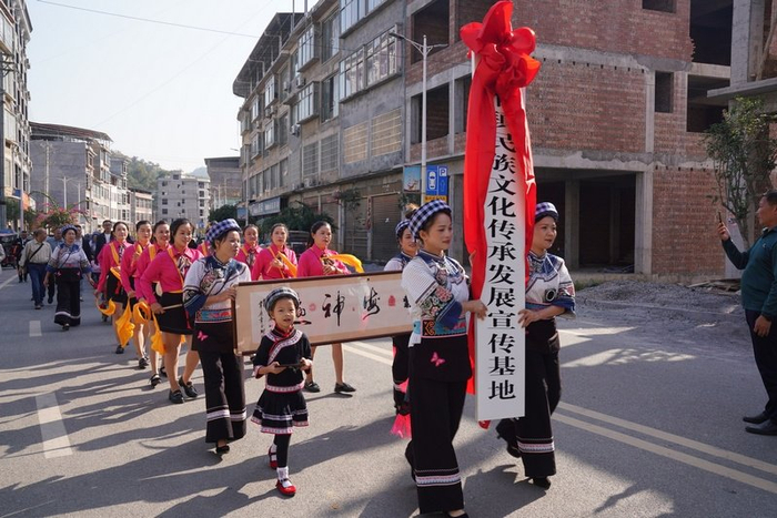 罗甸县罗悃镇民族文化传承发展宣传基地揭牌