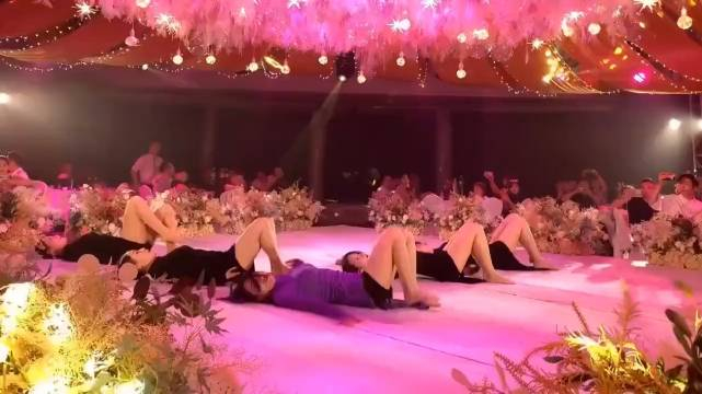 "紫衣新娘"婚礼上带伴娘团跳舞,火辣舞姿在婚礼上上演!