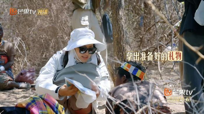 在一片欢声笑语中，陈好不仅与非洲部落的女士们分享了串珠的技巧…