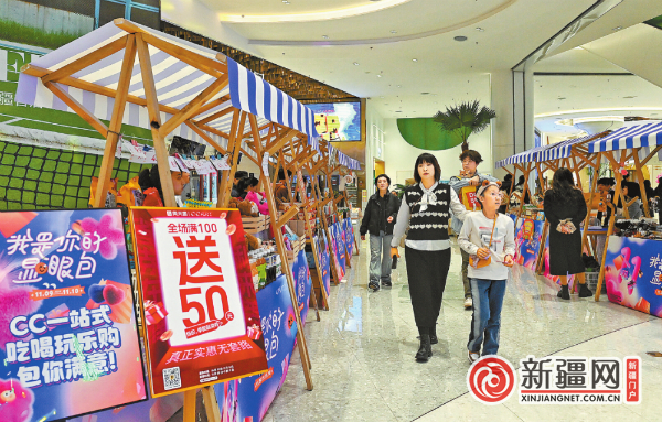 11月10日，红山MALL推出的“双11”优惠活动吸引众多消费者前来休闲购物。（全媒体记者雷婷摄）