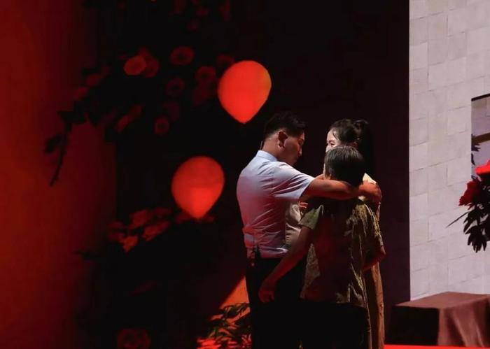 丈夫去世4年后，她带着公婆小姑子改嫁“救命大哥”，3个破碎家庭终于圆满了