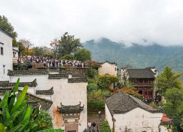 11月10日，游客游览婺源篁岭景区。新华社记者 陈晔华 摄