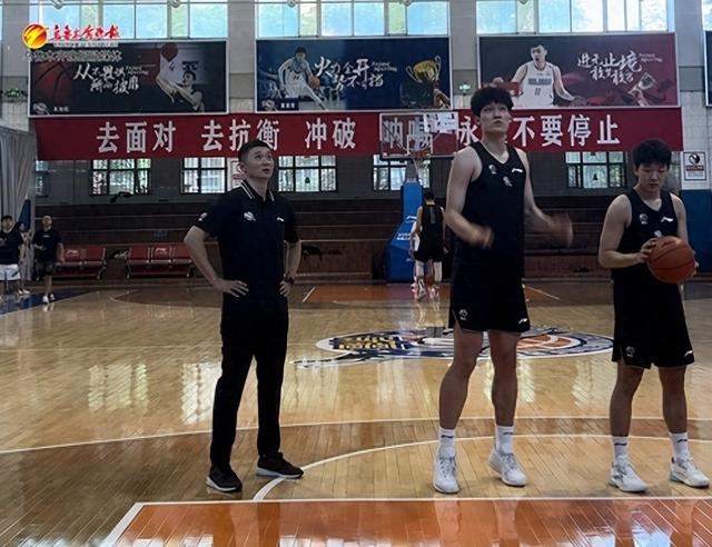 　　刘炜（左）在训练年轻球员。资料图片