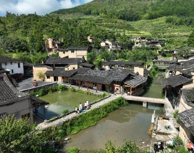 8月30日，游客在龙潭村游玩（无人机照片）。新华社记者 姜克红 摄