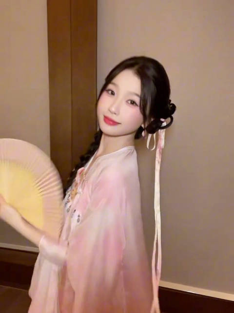 虞书欣终于穿这套跳寄明月了