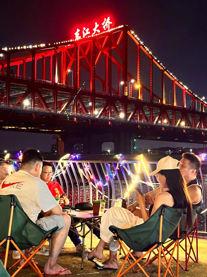 △“网红夜市”位于东江大桥下