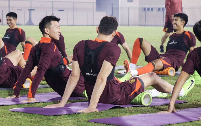 国足将士在巴林麦纳麦进行赛前训练。  图/新华社