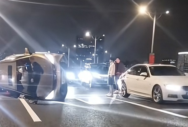 南北高架东侧往宝山方向发生一起两车碰擦事故,造成其中一辆轿车侧翻