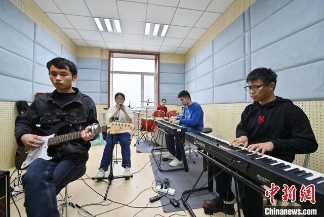 11月14日，吉林长春，“逐暗逐光”乐队在排练。中新社记者 张瑶 摄 