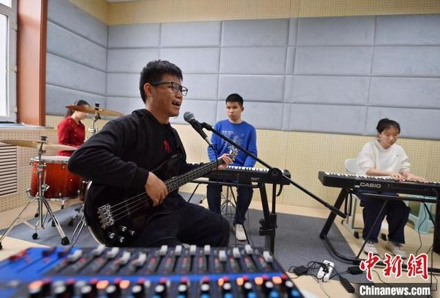 11月14日，吉林长春，“逐暗逐光”乐队在排练。中新社记者 张瑶 摄 