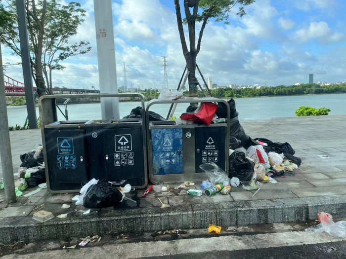 △公园环境被破坏了，到处油污，垃圾桶周边堆满垃圾