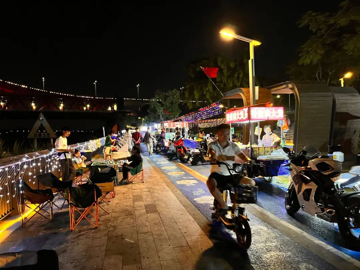 △10月底左右又开始有很多人深夜12点后前来东江大桥集中摆摊