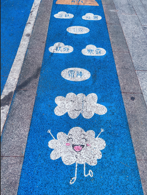 △记者现场看到，绿道上布满黑漆漆的油污