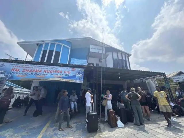 游客排队购买离开科莫多岛的船票。受访者供图。