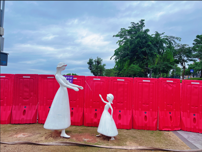 △公园的木平台被摊档主破坏了，正在围闭作业进行翻新维修工作