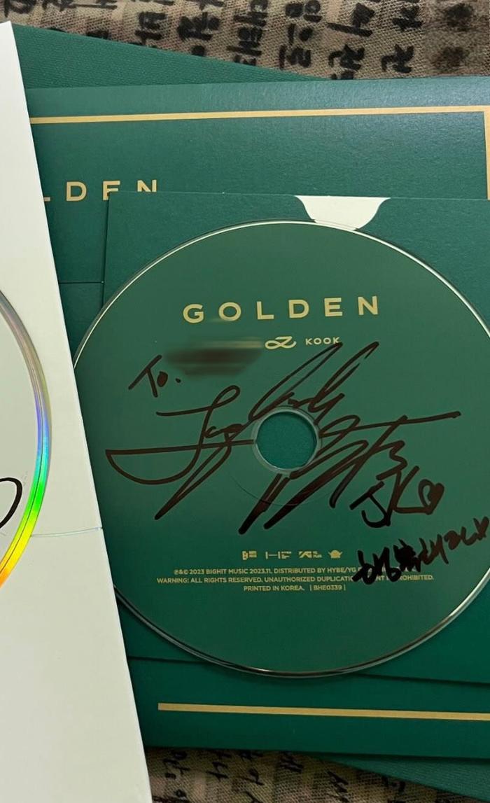 宝宝在GOLDEN CD上的签名 真是能签名的地方全给签了