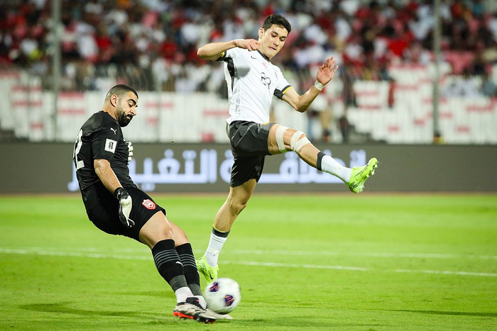 拜合拉木在场上拼抢。