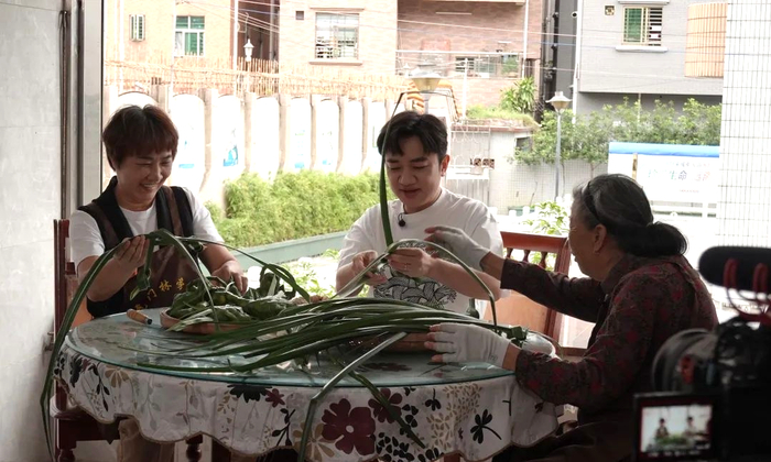 ▲艺人王祖蓝也曾学着动手编制