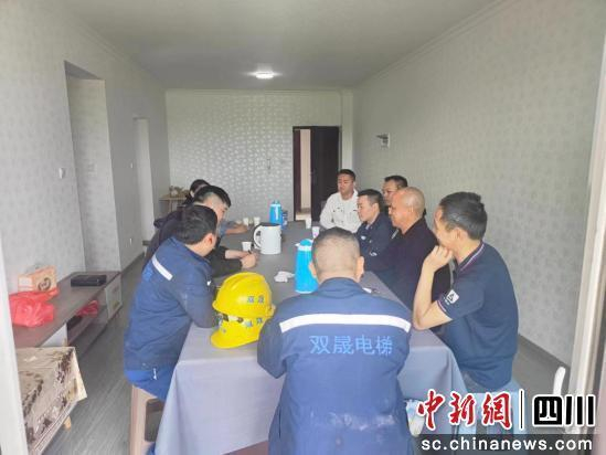 人保财险成都市青白江支公司工作人员为区内合作电梯维保公司宣导理赔服务。成都人保财险供图