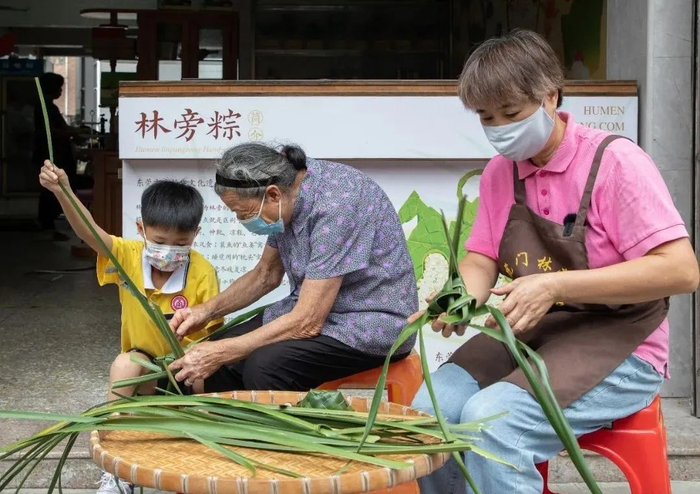 ▲婆婆林荣弟（中）和刘珍玲（右）