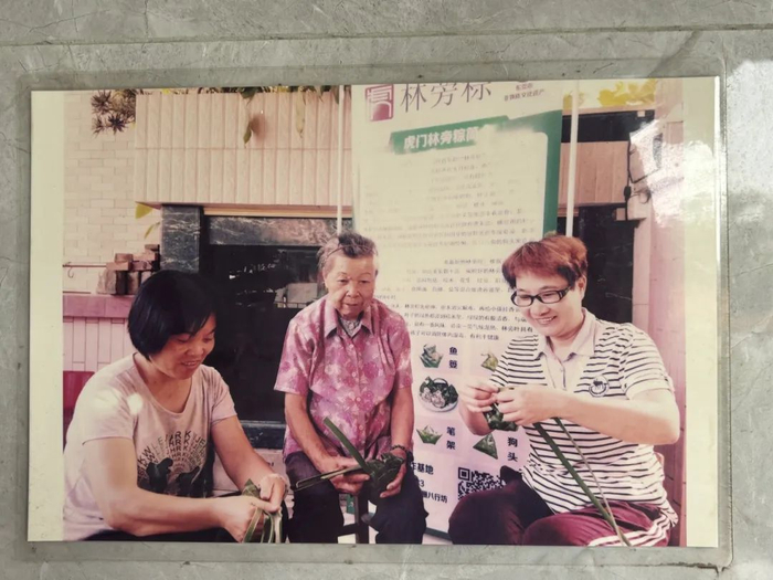 ▲林荣弟（中）和女儿王曼玲（左）、儿媳梁珍玲（右）
