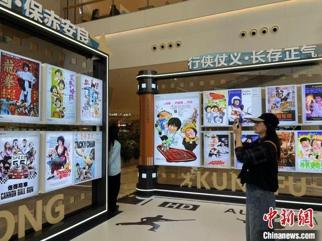 11月15日，市民在武汉恒隆广场参观“武影江湖·香港功夫动作电影展及海报展”。中新社记者 武一力 摄