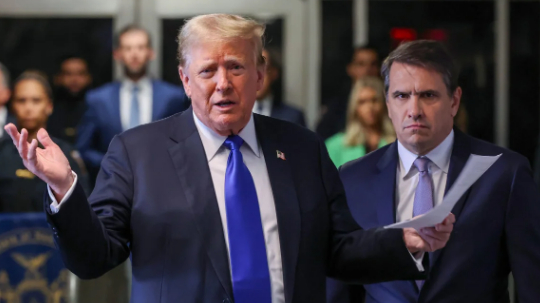 特朗普和布蘭奇（右） CNN