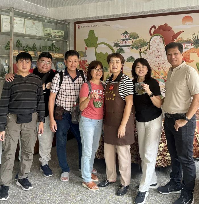 ▲来自马来西亚的陈先生一行人