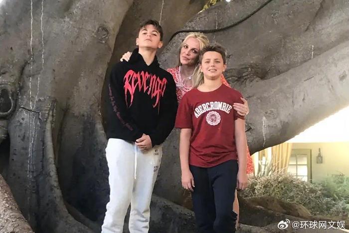 据外媒消息，布兰妮·斯皮尔斯最近和18岁的小儿子Jayden见面了…