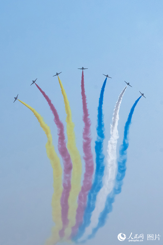 11月12日，在第十五届中国国际航空航天博览会，空军“红鹰”飞行表演队正在进行飞行表演。人民网记者 翁奇羽摄 