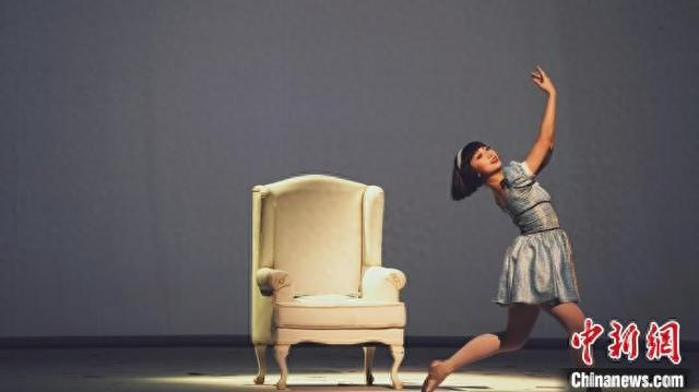 11月15日至16日，香港芭蕾舞团原创舞剧《爱丽丝梦游仙境》在国家大剧院上演。图为舞剧场景。张杨彬 摄