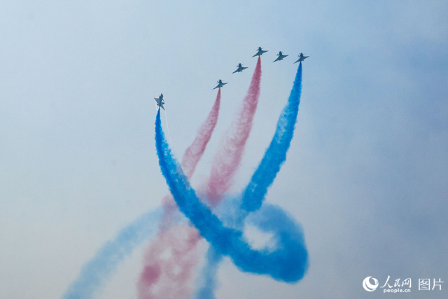 11月12日，在第十五届中国国际航空航天博览会，空军八一飞行表演队正在进行飞行表演。人民网记者 翁奇羽摄 