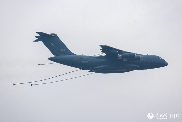 11月13日，在第十五届中国国际航空航天博览会，运油-20正在进行飞行展示。人民网记者 翁奇羽摄 