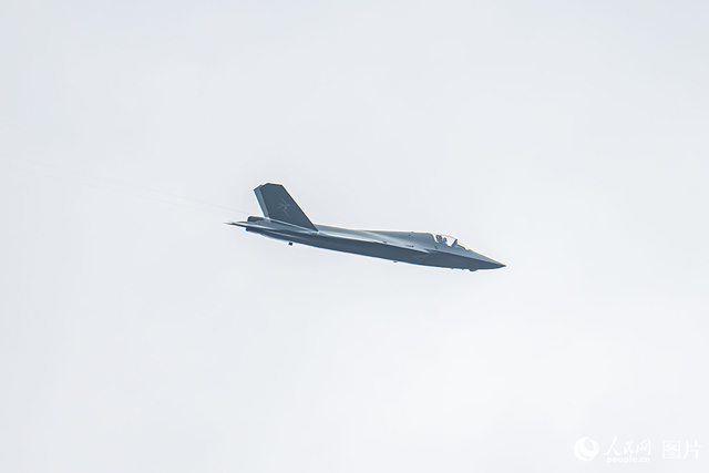 11月13日，在第十五届中国国际航空航天博览会，歼-35A正在进行飞行展示。人民网记者 翁奇羽摄 