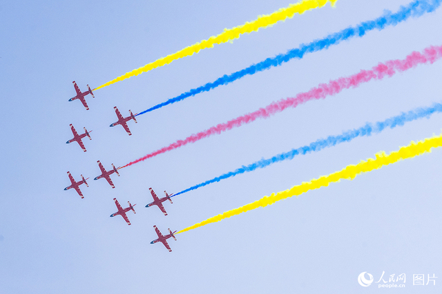 11月12日，在第十五届中国国际航空航天博览会，空军“红鹰”飞行表演队正在进行飞行表演。人民网记者 翁奇羽摄 