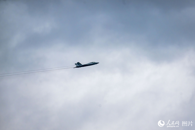 11月13日，在第十五届中国国际航空航天博览会，歼-35A正在进行飞行展示。人民网记者 翁奇羽摄 