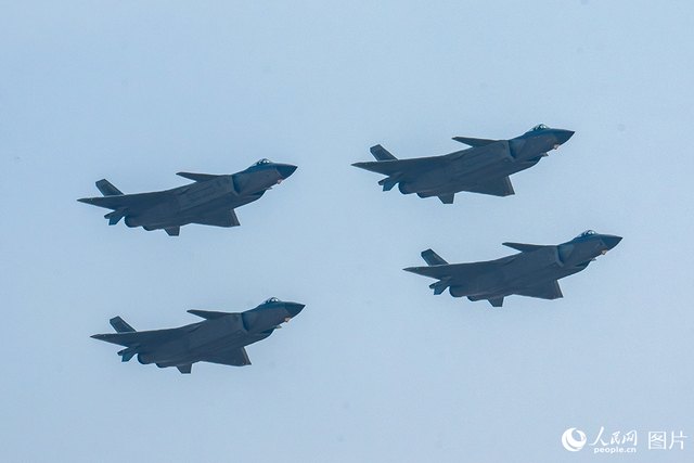 11月12日，在第十五届中国国际航空航天博览会，隐形战机歼-20正在进行飞行展示。人民网记者 翁奇羽摄 