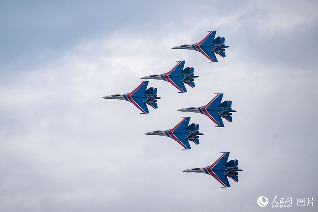 11月13日，在第十五届中国国际航空航天博览会，俄罗斯“勇士”飞行表演队正在进行飞行表演。人民网记者 翁奇羽摄 