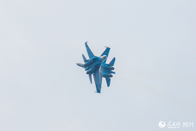 11月12日，在第十五届中国国际航空航天博览会，俄罗斯“勇士”飞行表演队正在进行飞行表演。人民网记者 唐宋摄 