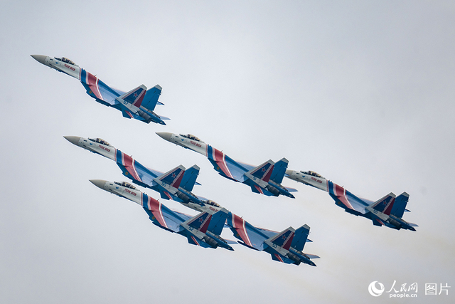 11月13日，在第十五届中国国际航空航天博览会，俄罗斯“勇士”飞行表演队正在进行飞行表演。人民网记者 翁奇羽摄 