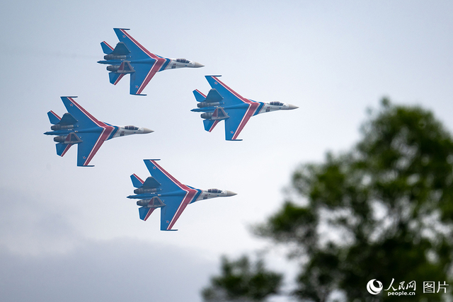 11月13日，在第十五届中国国际航空航天博览会，俄罗斯“勇士”飞行表演队正在进行飞行表演。人民网记者 翁奇羽摄 