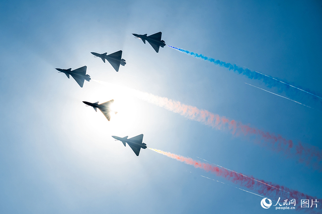 11月12日，在第十五届中国国际航空航天博览会，空军八一飞行表演队正在进行飞行表演。人民网记者 翁奇羽摄 