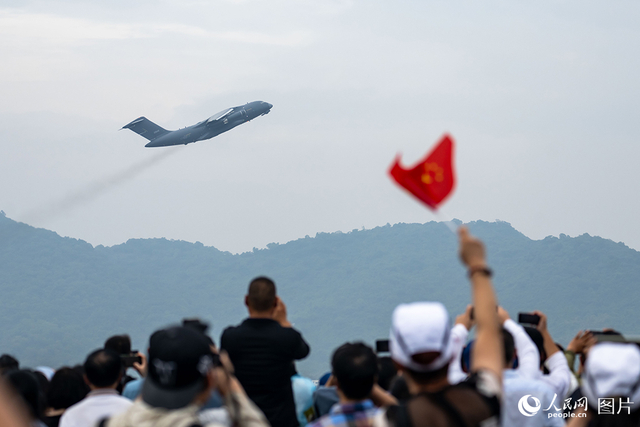 11月13日，在金凤台大石湾，观众正在观看飞行展示。人民网记者 翁奇羽摄 