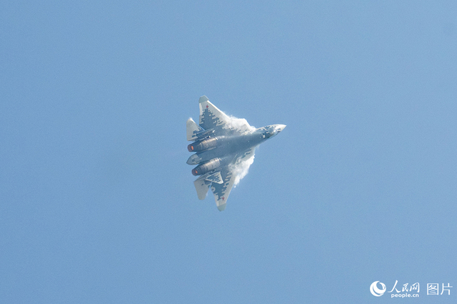 11月12日，在第十五届中国国际航空航天博览会，俄罗斯隐形战机苏-57正在进行飞行展示。人民网记者 翁奇羽摄 