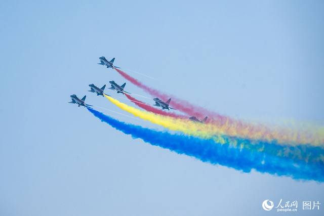 11月12日，在第十五届中国国际航空航天博览会，空军八一飞行表演队正在进行飞行表演。人民网记者 翁奇羽摄 
