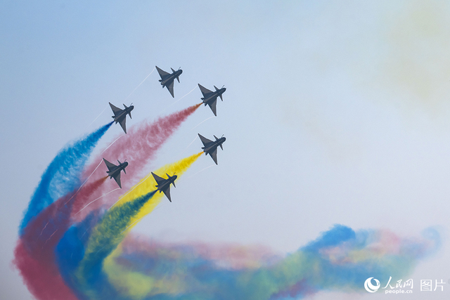 11月12日，在第十五届中国国际航空航天博览会，空军八一飞行表演队正在进行飞行表演。人民网记者 翁奇羽摄 