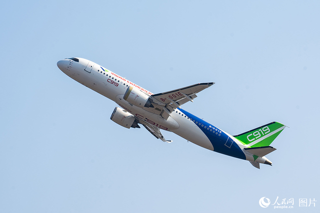 11月12日，在第十五届中国国际航空航天博览会，中国商飞C919正在进行飞行展示。人民网记者 翁奇羽摄 