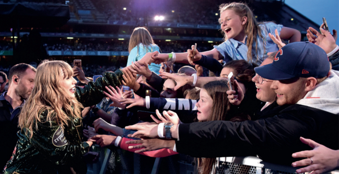 即使在充满挑战与争议的“名誉”时期，斯威夫特的粉丝们仍然对她忠诚不渝。《泰勒·斯威夫特：歌曲背后的故事》插图。